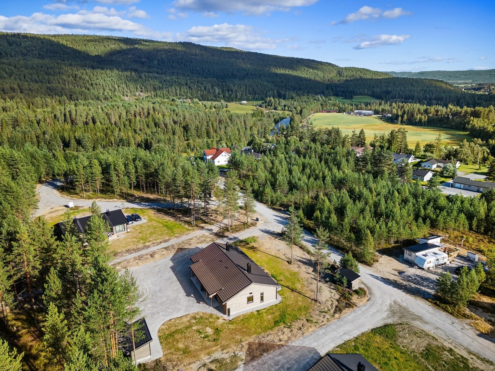 Her kan friluftsentusiaster nyte både skogsturer, sykkelveier og rekreasjon i rolige omgivelser, perfekt for en aktiv livsstil nær naturen. Galleribilde