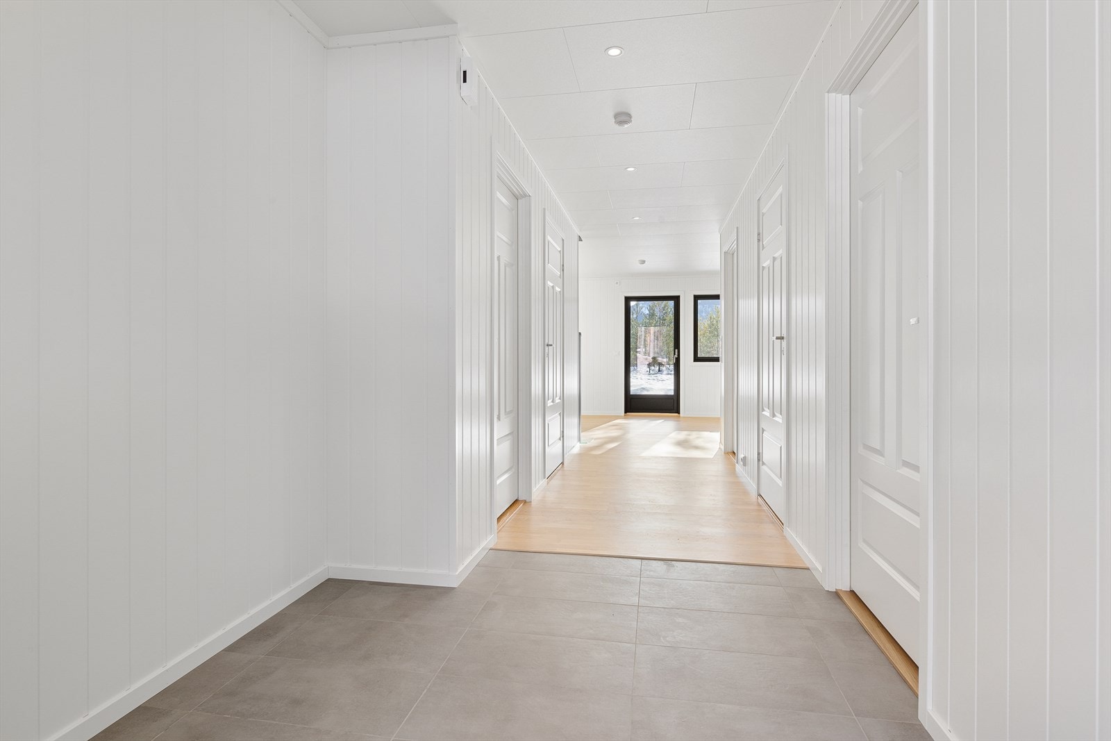 Velkommen inn!
Lys og romslig entré med god plass til garderobeskap der en kan henge fra seg yttertøyet. Galleribilde