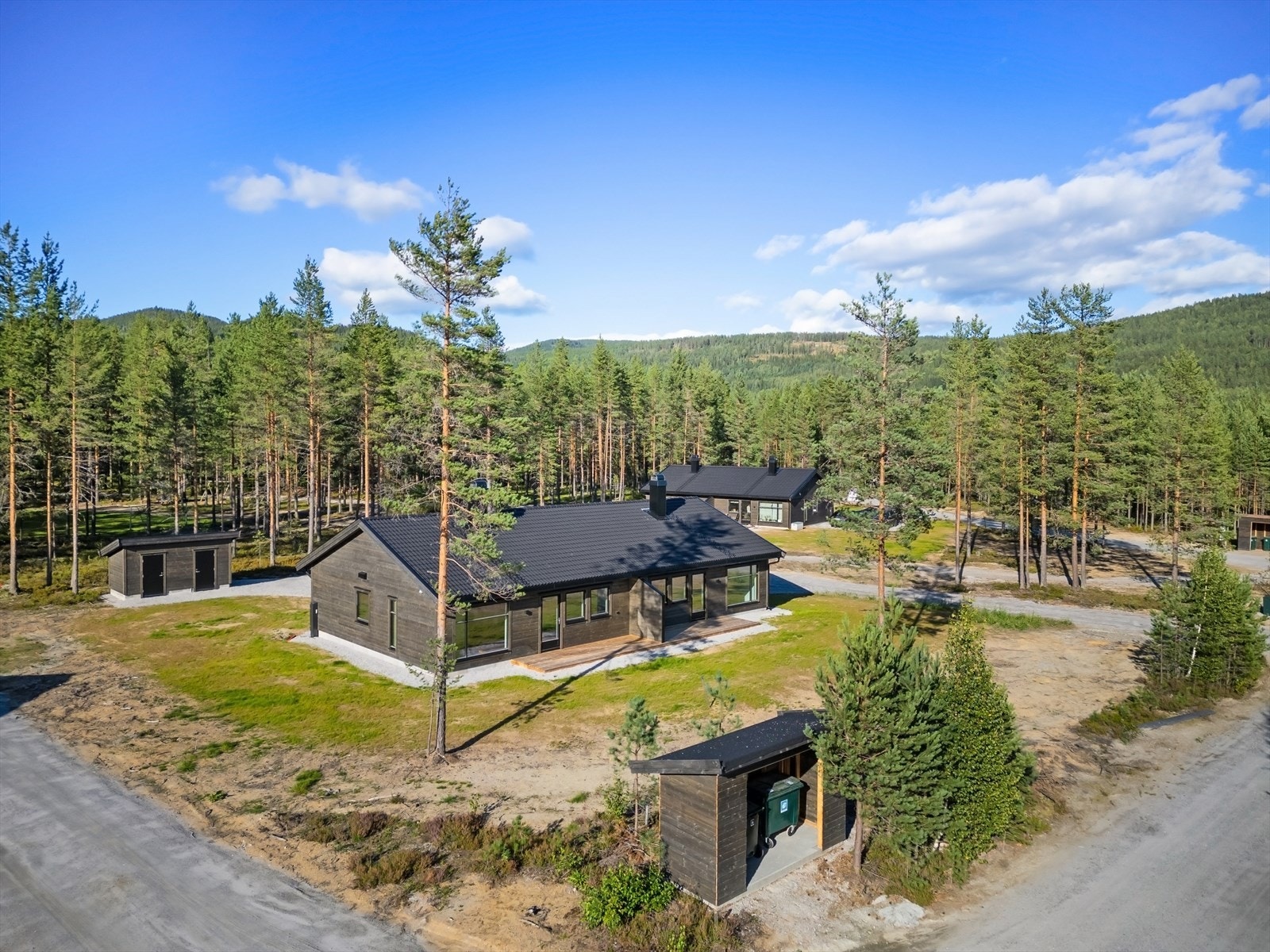 Boligen byr på et lyst og tidsriktig interiør med en nyttig planløsning over et plan med 3 romslige soverom. Fra stuen er det utgang til en pen terrasse og hage. Galleribilde