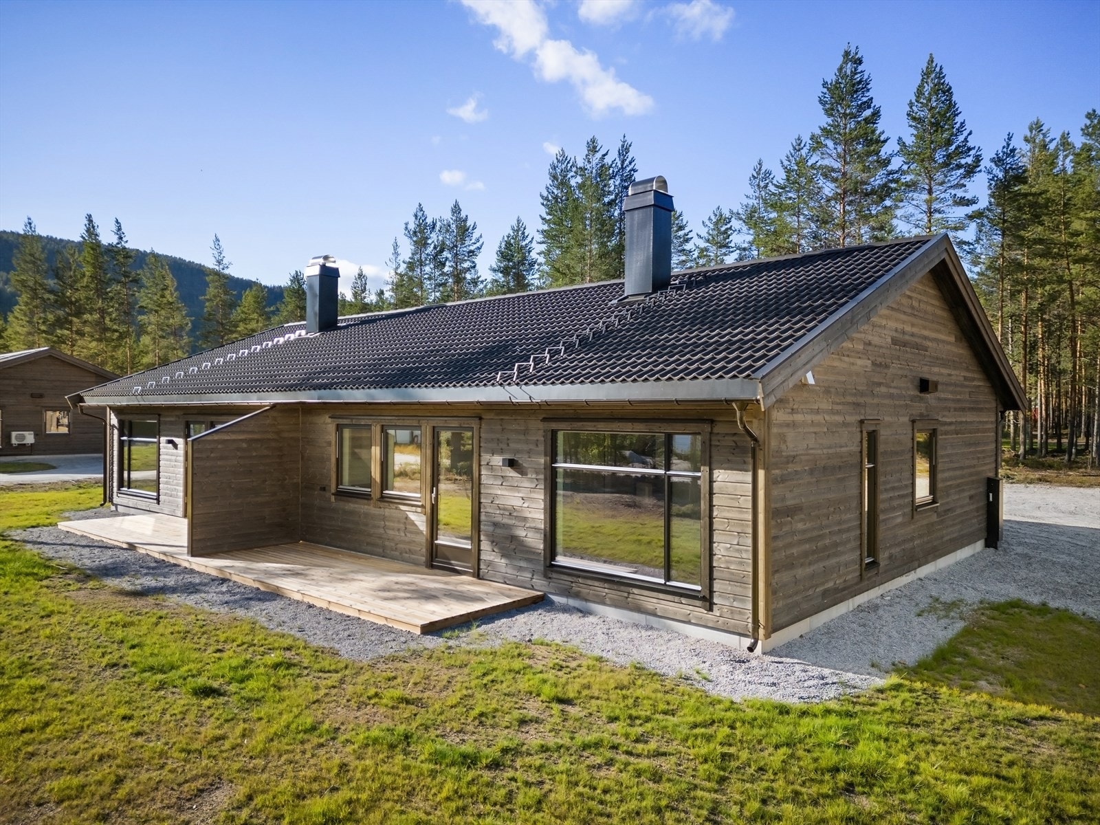 Nyoppført tomannsbolig- gjennomgående god standard - familievennlig beliggenhet- 3 soverom.
Eiendommen ligger i et stille og fredelig område, omgitt av vakker natur og flotte turmuligheter. Galleribilde