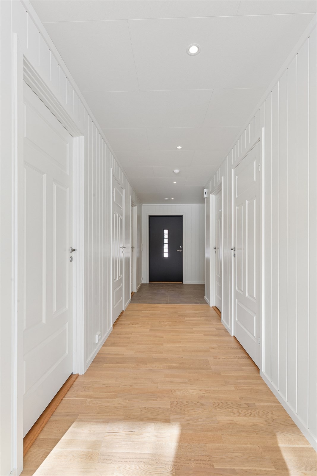 Boligen har en praktisk planløsning som utnytter arealet godt, med smarte løsninger som gir god flyt mellom rommene. Galleribilde