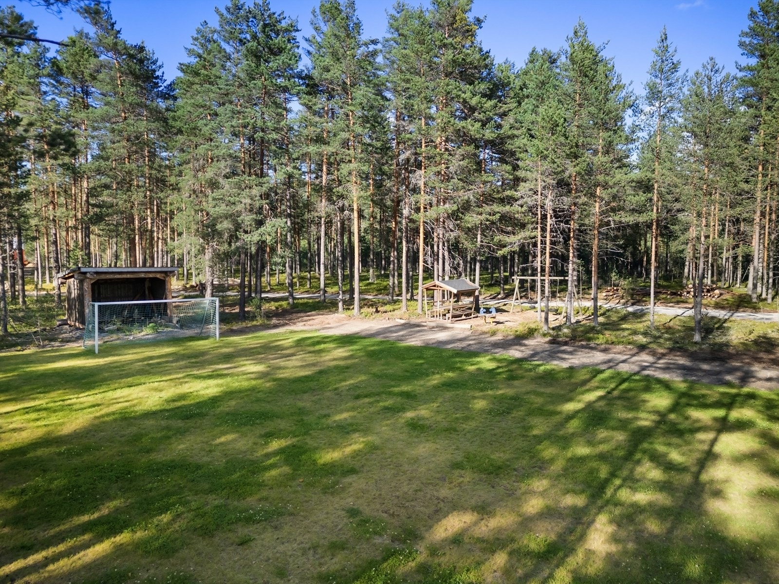 Det er fotball-løkke i nærområdet og nærhet til skoler, barnehager, offentlig kommunikasjon og gode servicetilbud, som gjør dette området ideelt for barnefamilier. Galleribilde