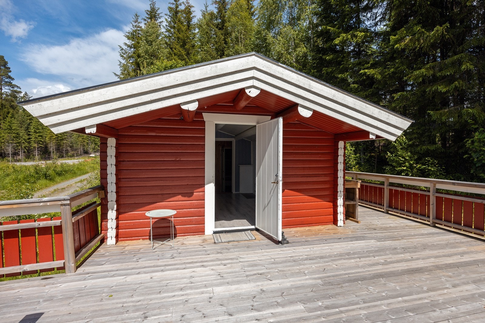 Inngangsparti til hytta via terrassen. Galleribilde