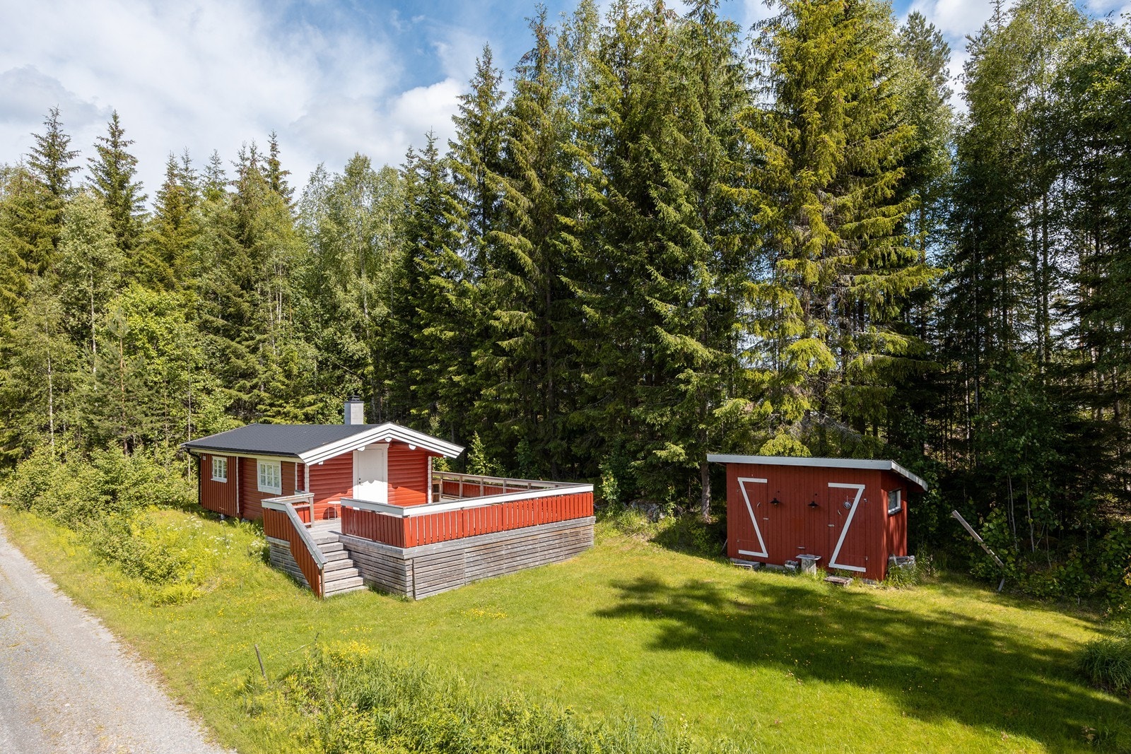 Hytta ligger på en lettstelt forholdsvis flat tomt med egen parkering. Galleribilde