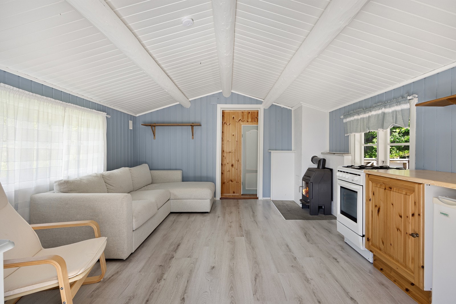 Hytta består av et koselig allrom, gang og to innredede soverom. Galleribilde