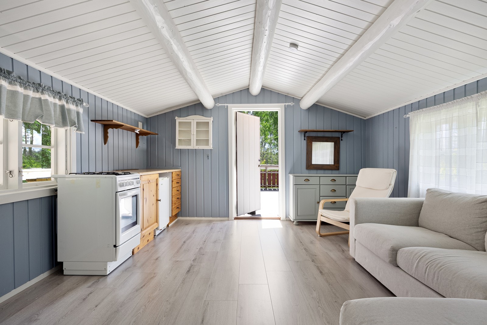 Kjøkkeninnredningen med skap og skuffer, samt mulighet for gasskomfyr og kjøleskap. Galleribilde