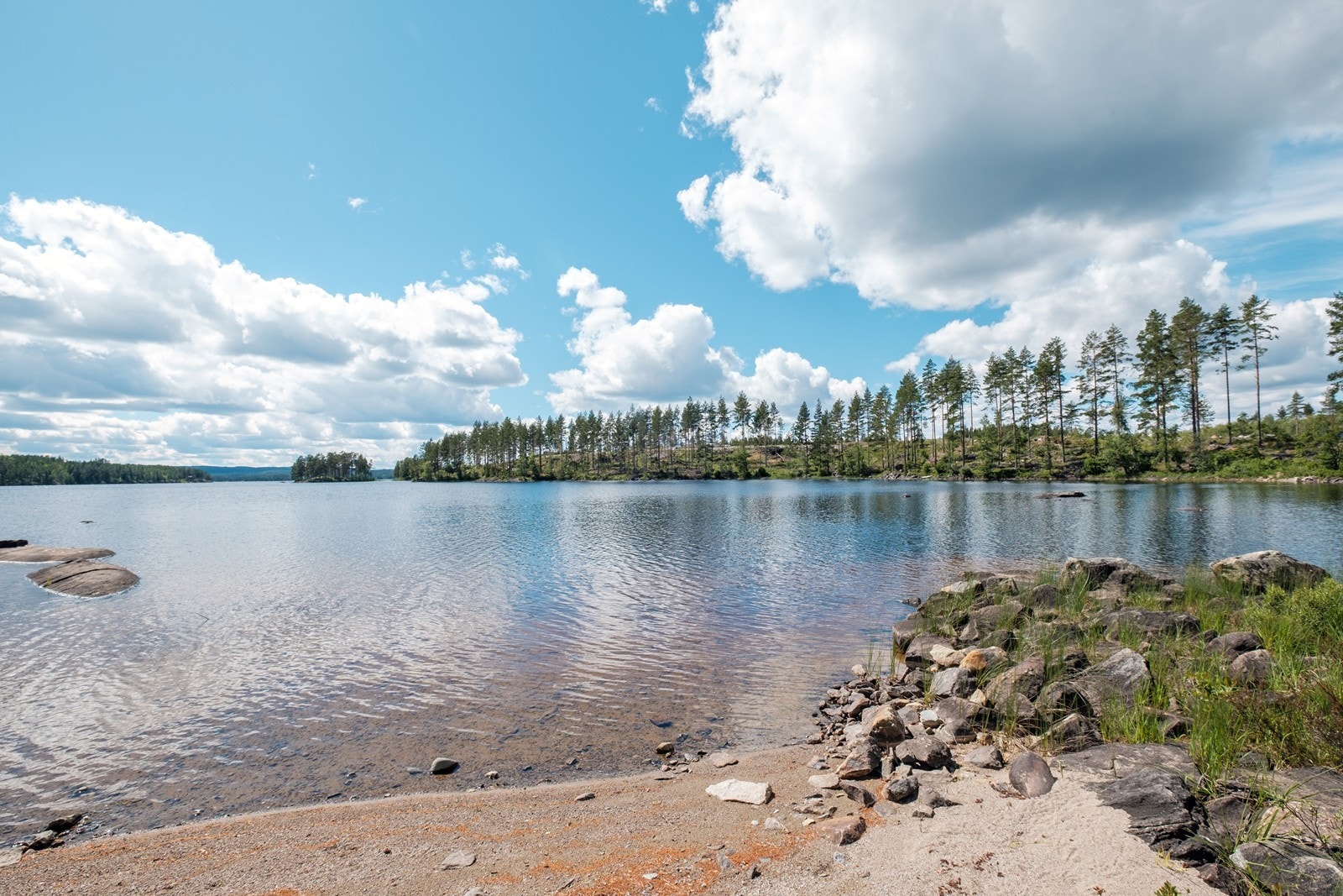 Innsjøen er rolig og fredelig, godt tilpasset turer i kano, kajakk eller robåt. Galleribilde