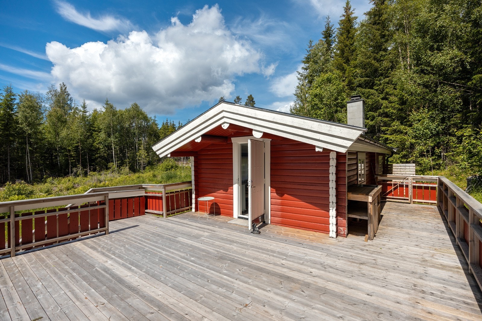 Til hytta er det bygget en stor terrasse på ca. 42 kvm som strekker seg rundt en side av bygget. Galleribilde