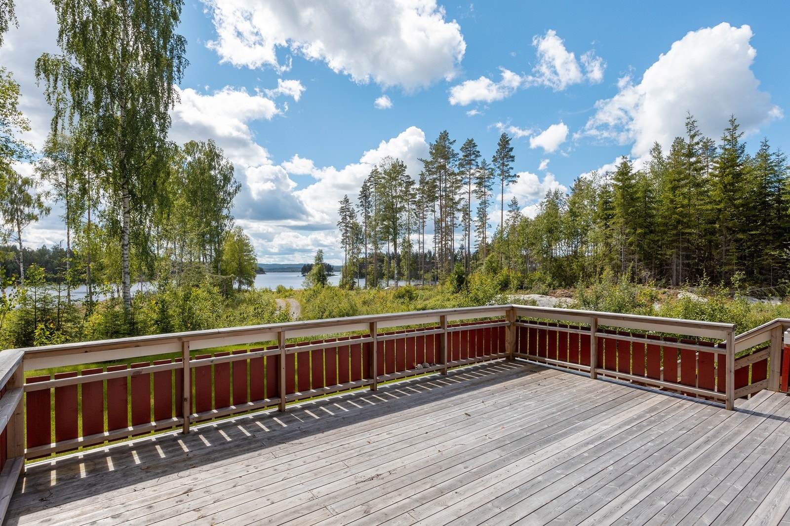 Fra terrassen er det nydelig utsyn mot innsjøen. Her har du også gode solforhold og plass til utemøblement. Galleribilde