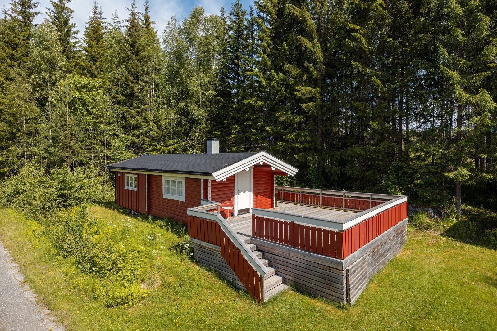 Fritidsboligen er oppført med en eldre laftet del, samt et tilbygg i trebindingsverk. Hytta ligger idyllisk til ved skogkanten, og like i nærheten av Skjervangen. Galleribilde