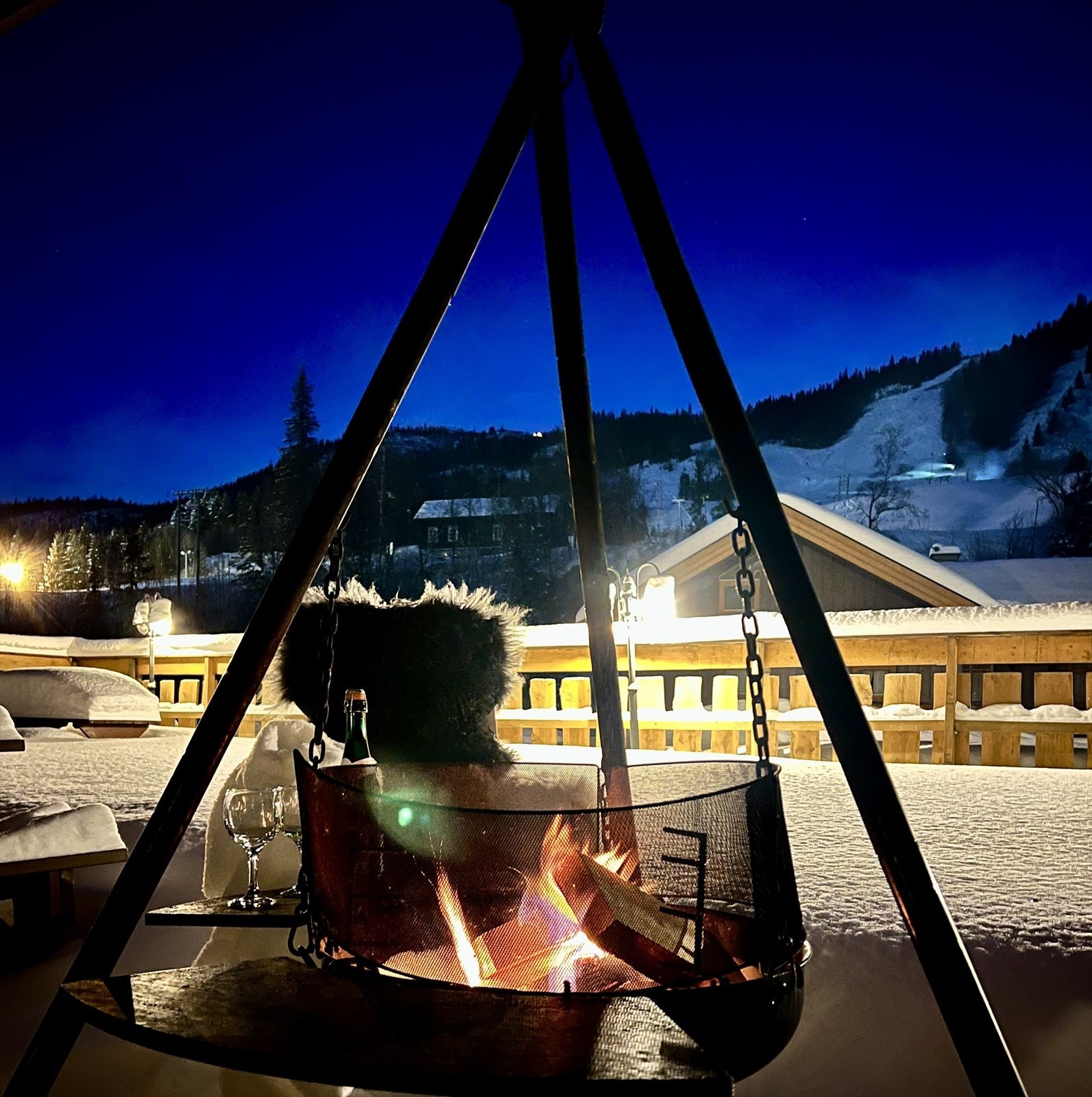 Magisk kveldsstemning rundt bålpannen. Galleribilde