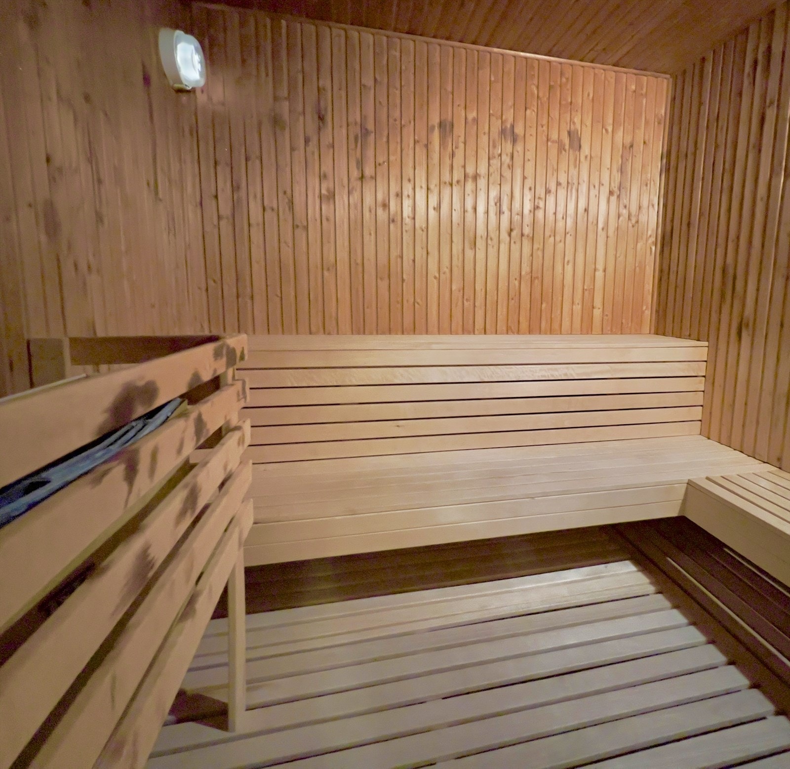 Ren avslapning i badstuen etter en lang dag ute, la varmen smelte bort dagens stress. Galleribilde