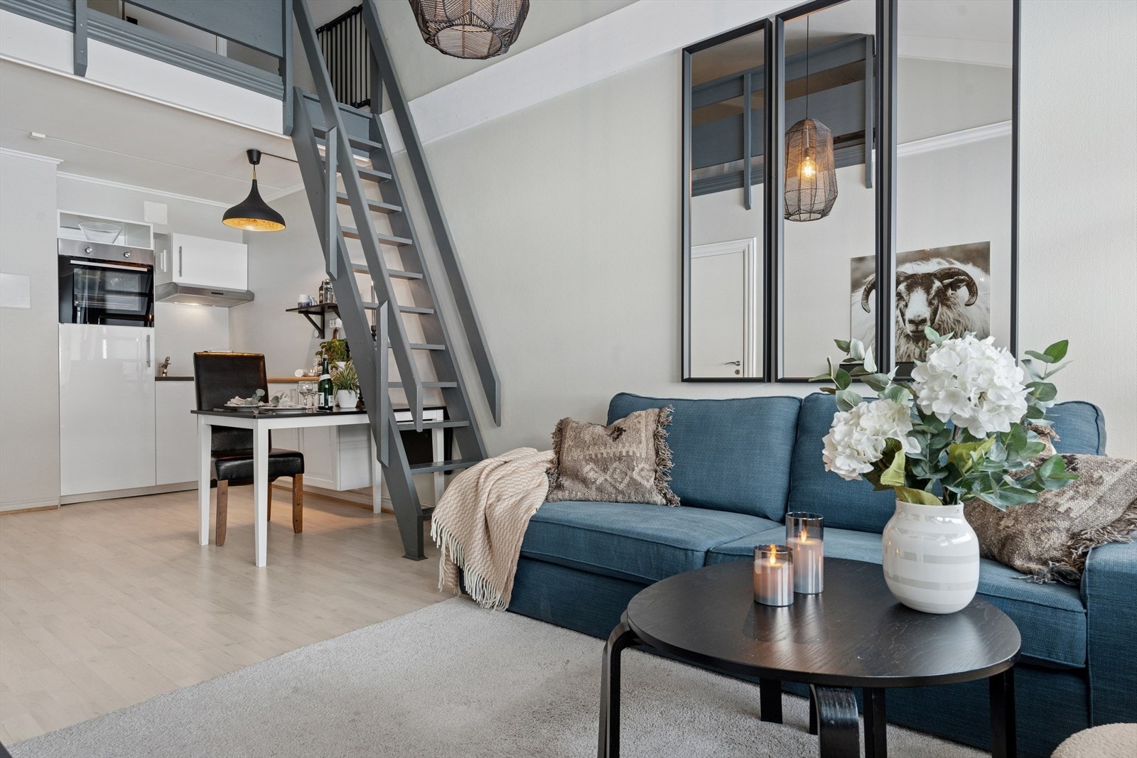 Åpen, lys og praktisk planløsning mellom stue og kjøkken. Galleribilde