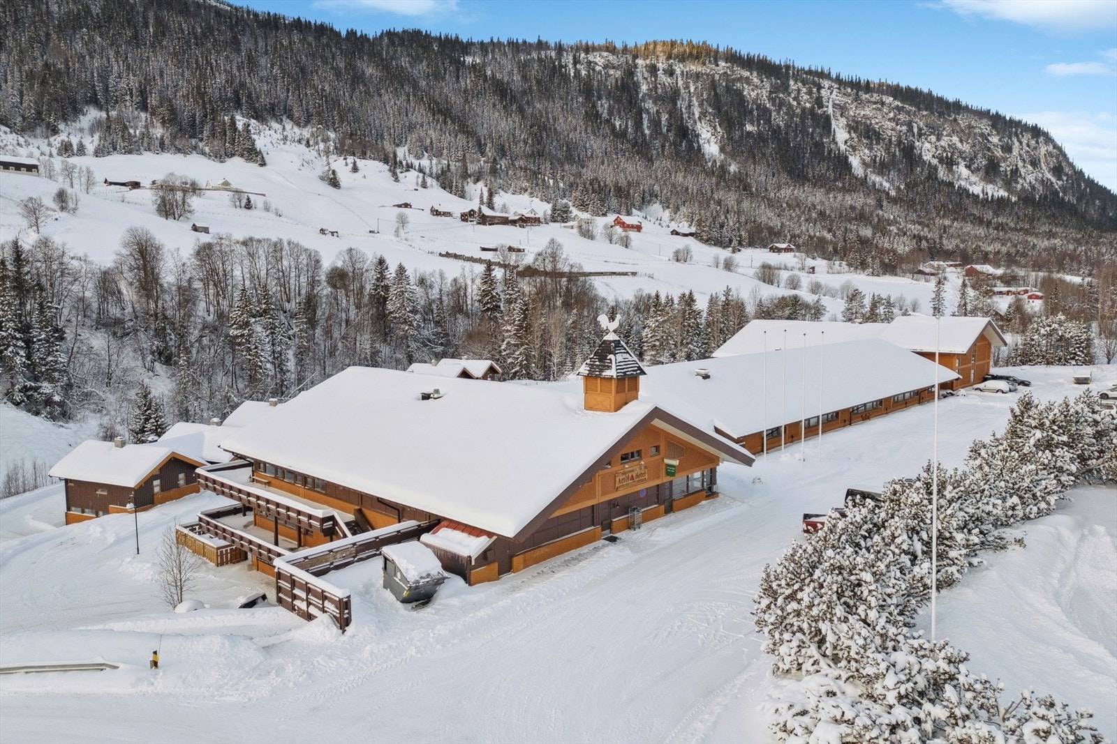 Leilighet belliggende i 3 etasje med loft. Fra denne siden ligger leiligheten med lettstelt inngang direkte fra bakkeplan Galleribilde