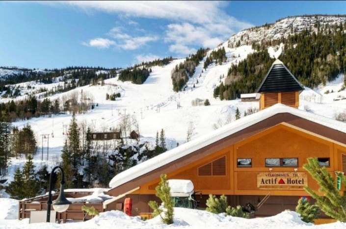 Leiligheten har en perfekt beliggenhet like ved skisenteret. Parkeringsplasser rett utenfor inngangen. Galleribilde