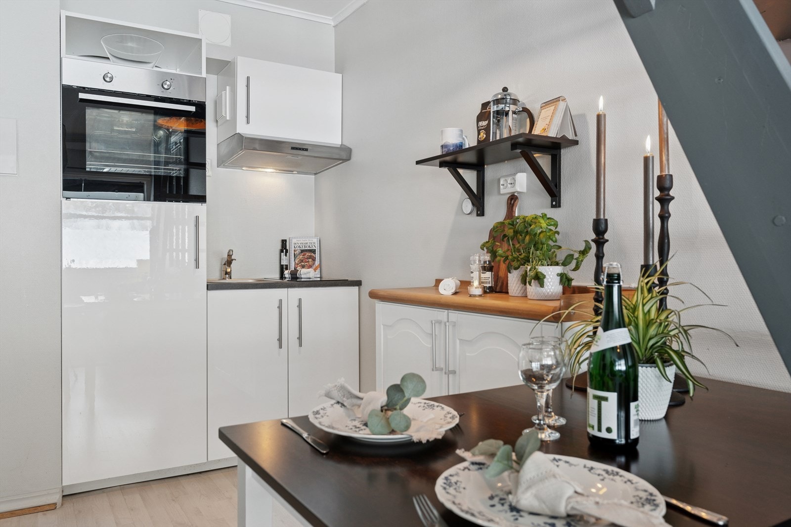 Pent kjøkken med koselig spiseplass. Galleribilde