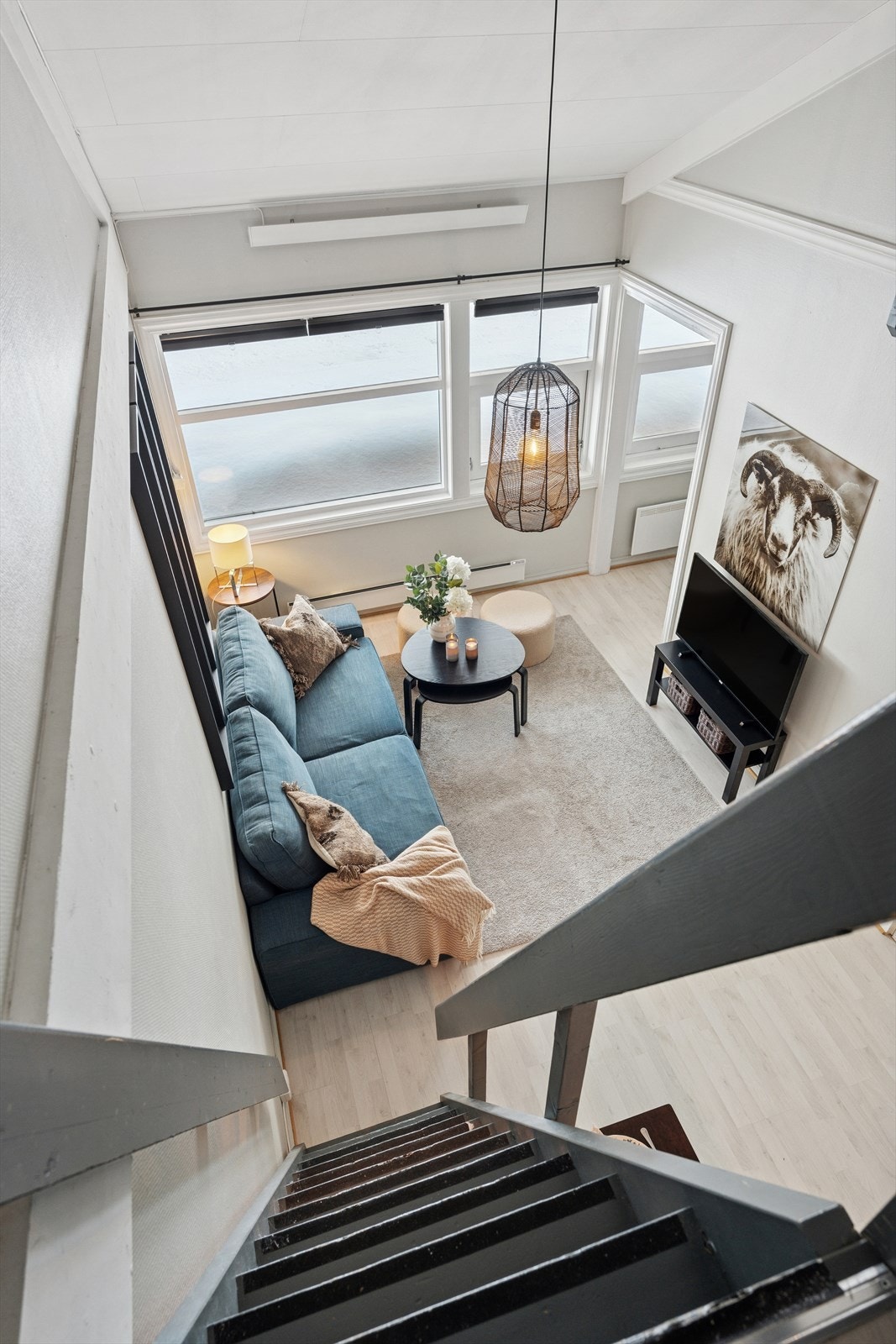 Trappeoppgang som leder deg fra loftet ned til den innbydende stuen. Galleribilde