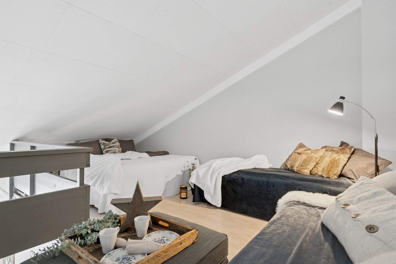 Her er det flere sengeplasser. Det er dør ut til gangen fra loftet. Galleribilde