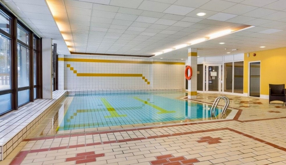 Her er det mulighet for en innendørsaktivitet med en forfriskende dukkert eller avslappende svømmetur. Bassenget er pt. under rehabilitering. Bilde er av tidligere basseng. Galleribilde