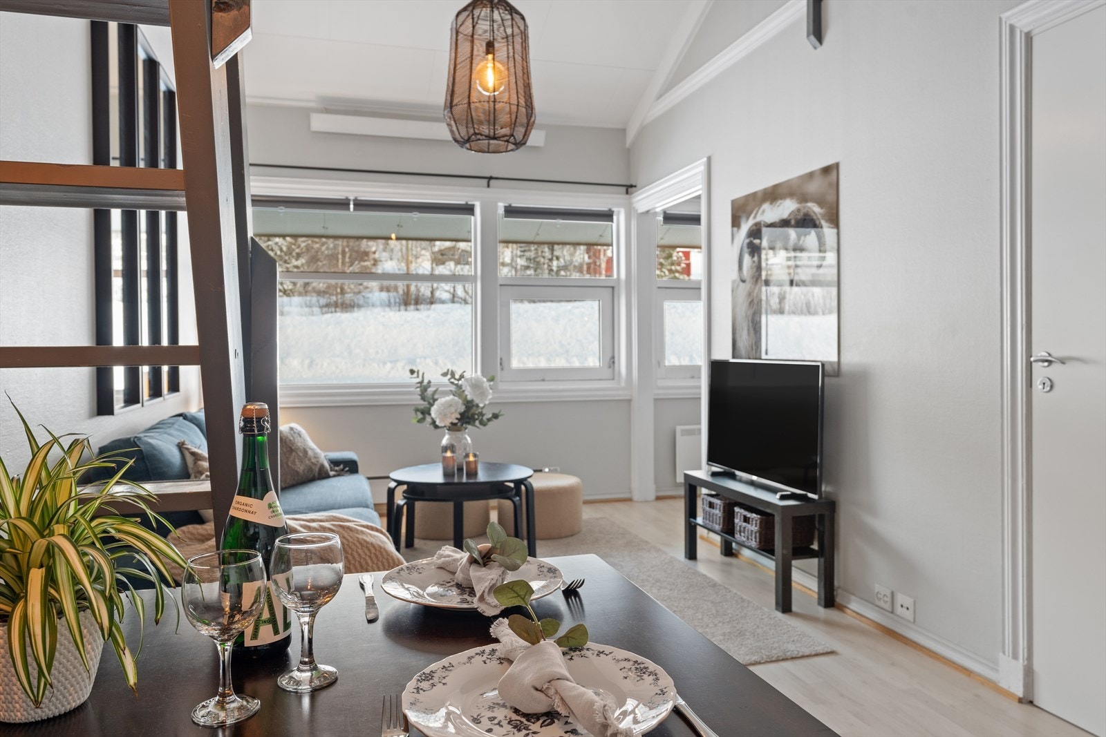 Velkommen inn til en flott stue med store vindusflater som gir godt med dagslys. Galleribilde