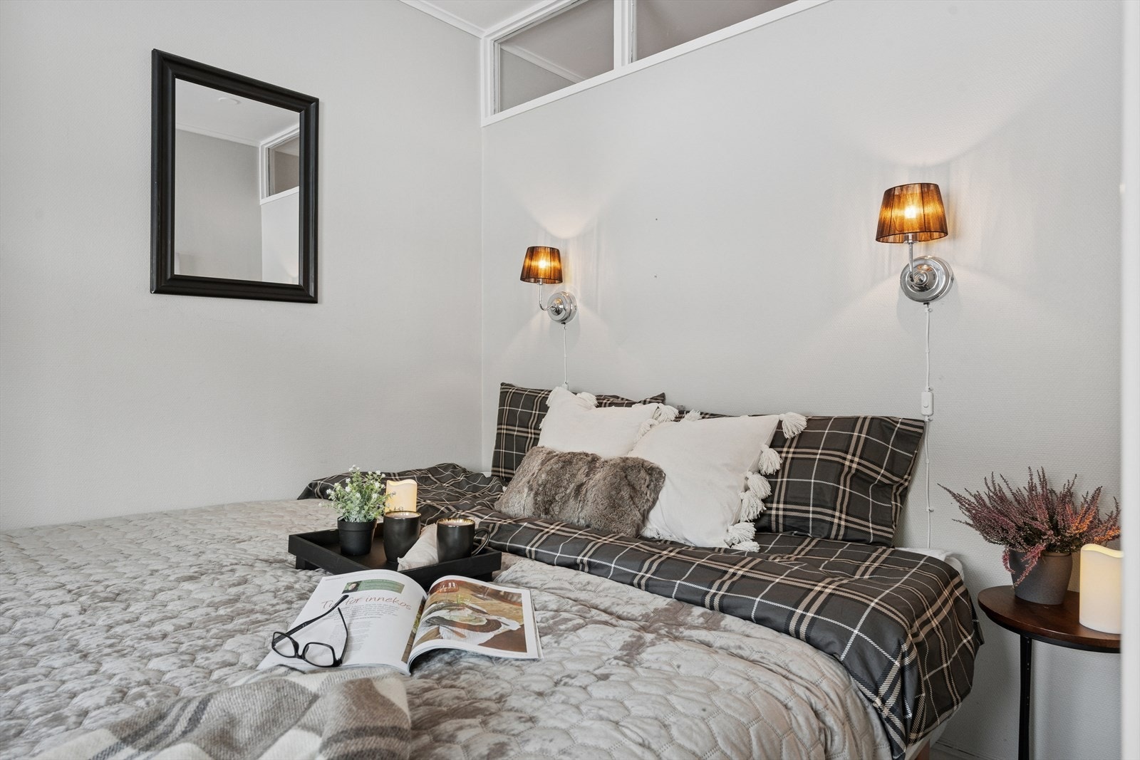 Flott, lyst soverom med god plass til dobbeltseng. Galleribilde