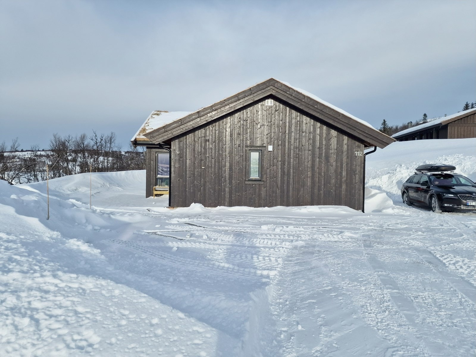 Her kan en spenne på seg skiene og gå rett ut i frisk og vakker natur til milevis med flotte, oppkjørte skiløyper. (Selgers foto) Galleribilde