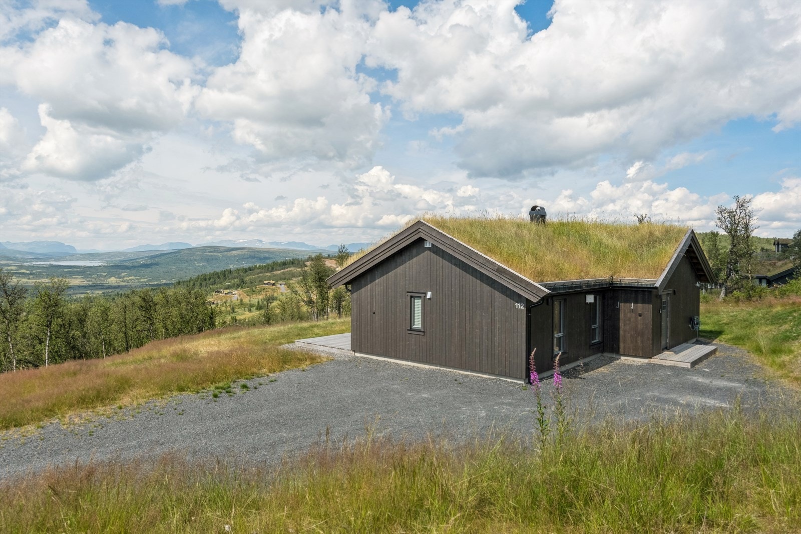 Vaset og områdene rundt er med sin vakre natur og sine flotte turmuligheter ett av de mest attraktive hytteområdene i Valdres. Galleribilde