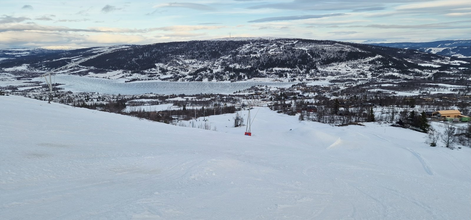 For den som ønsker alpint, er det ca. 12 minutters kjøring til Vaset Skiheiser, som er et hyggelig skianlegg for hele familien. (Selgers foto) Galleribilde