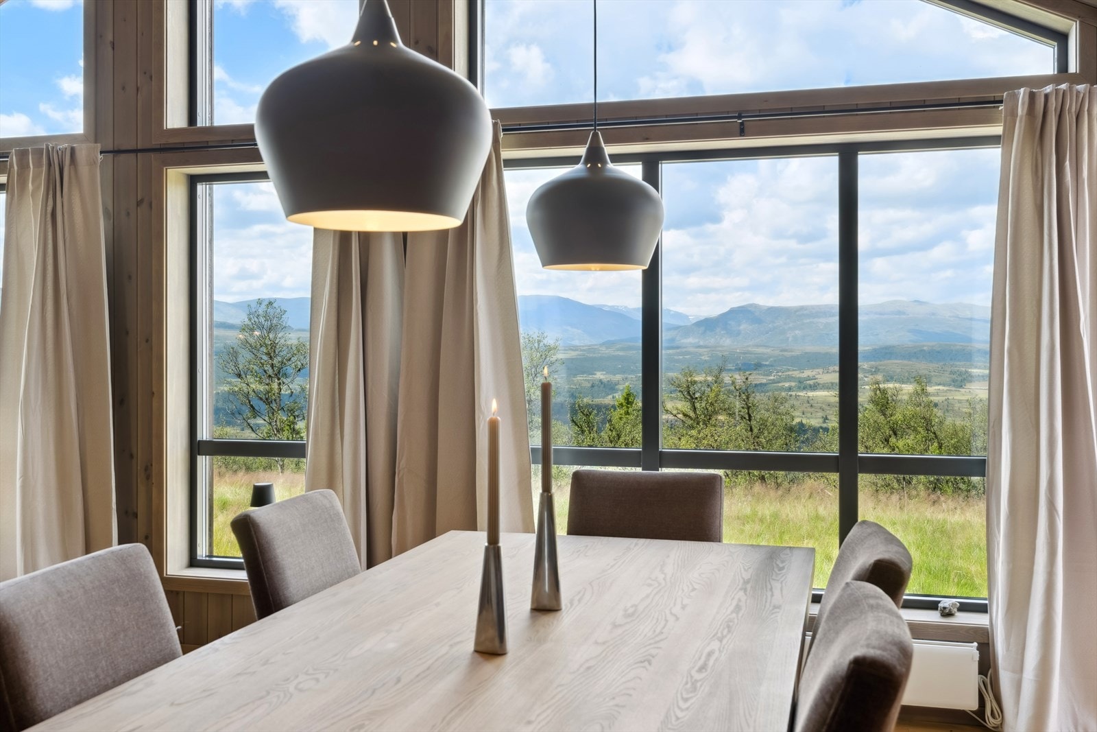 Middagen nytes gjerne rundt spisebordet med utsikt mot omkringliggende natur. Galleribilde