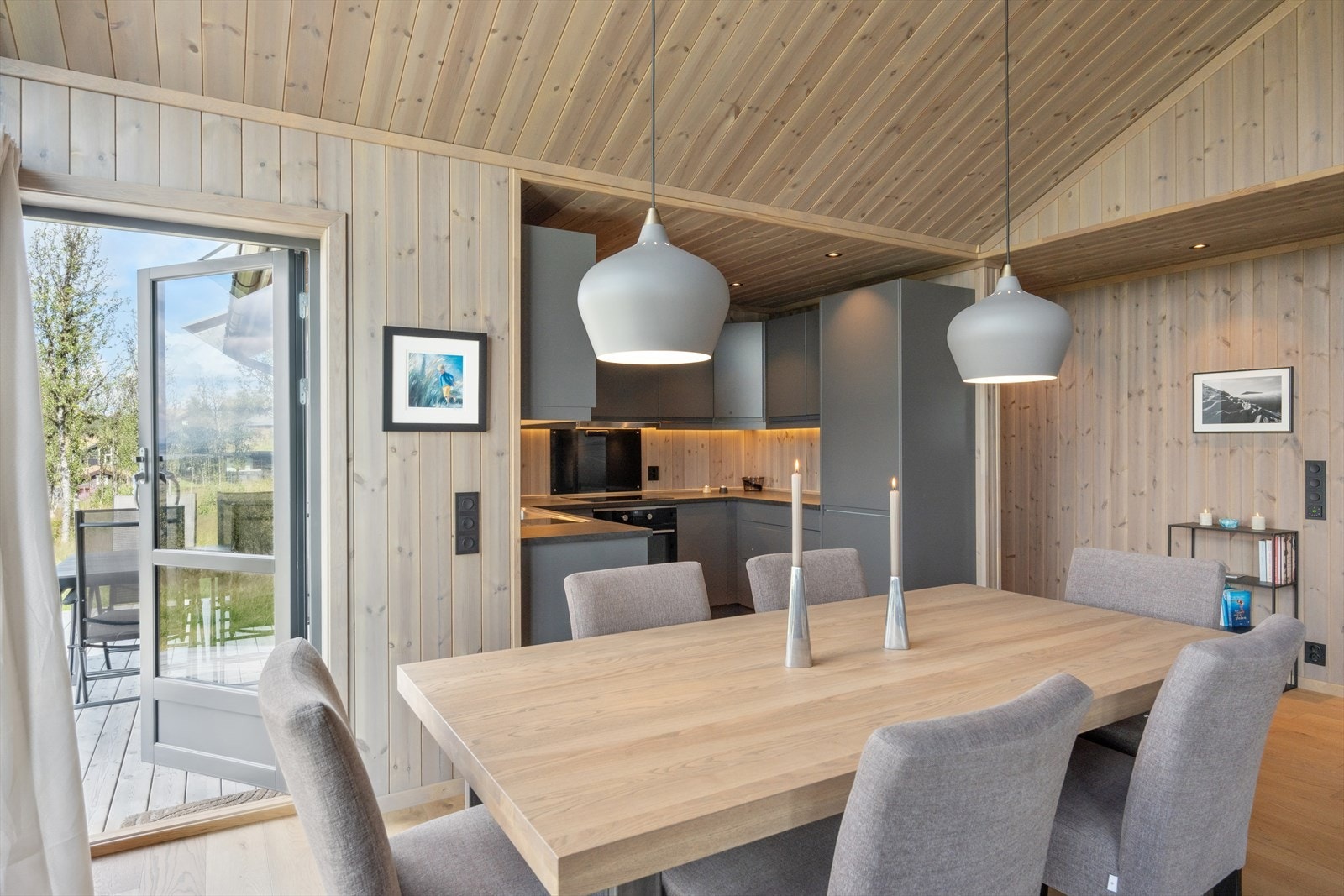 Fra spisestua har du utgang til markterrassen som strekker seg langs hele langsiden av hytta - perfekt for sosiale sammenkomster i frisk fjelluft. Galleribilde