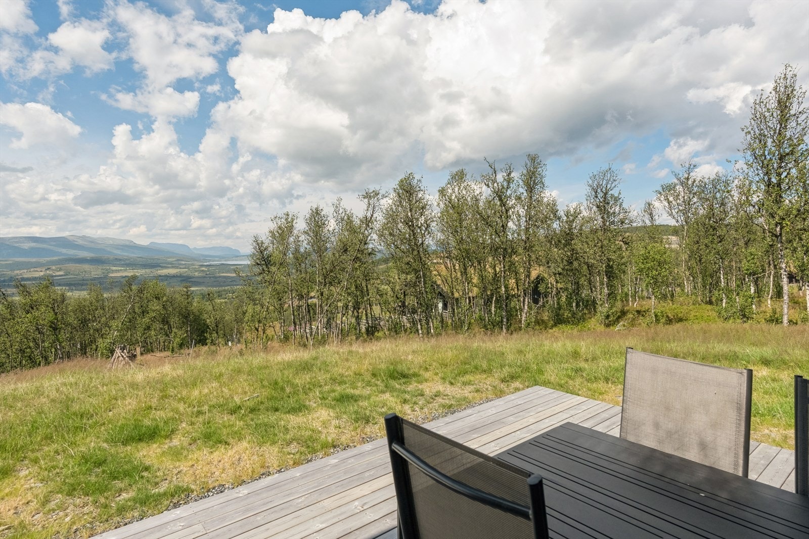 Dette er en hytte som inviterer til gode opplevelser og minnerike stunder for hele familien - et sted å finne roen, nyte naturen og skape tradisjoner i vakre omgivelser. Galleribilde