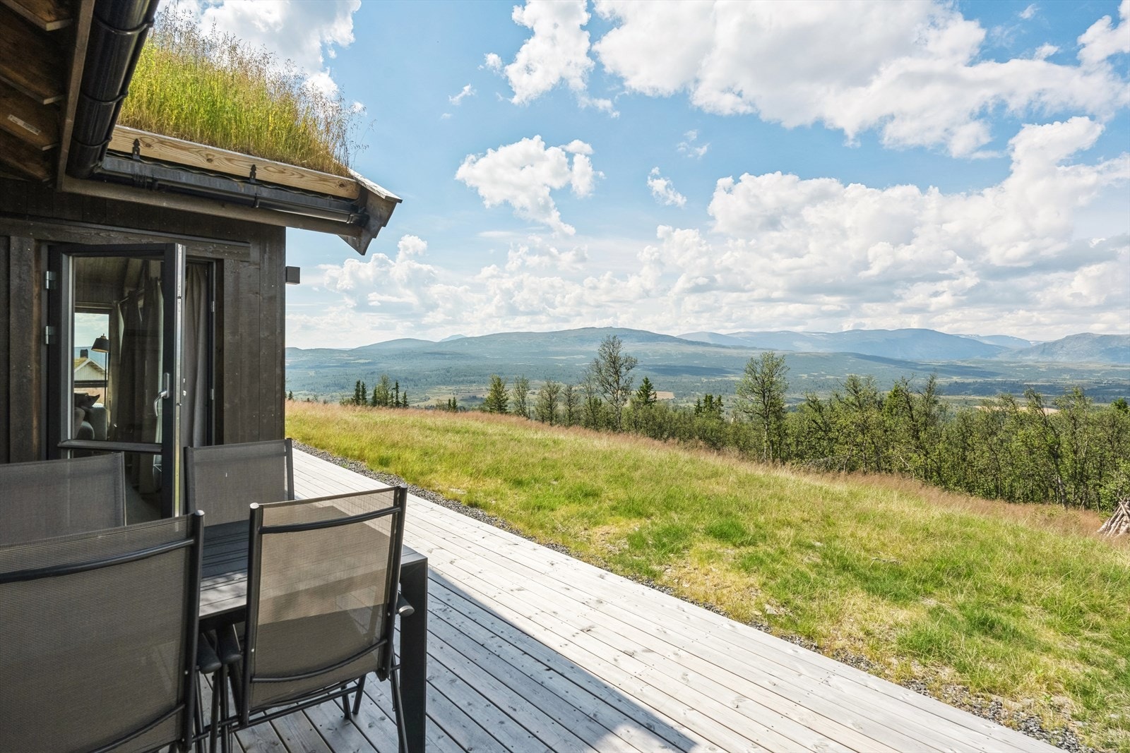 Eiendommen har en flott og usjenert beliggenhet med nydelig utsikt over nærområdet. Herfra er det kort vei til turstier, sykkelmuligheter, skiløyper og alpinbakker. Galleribilde