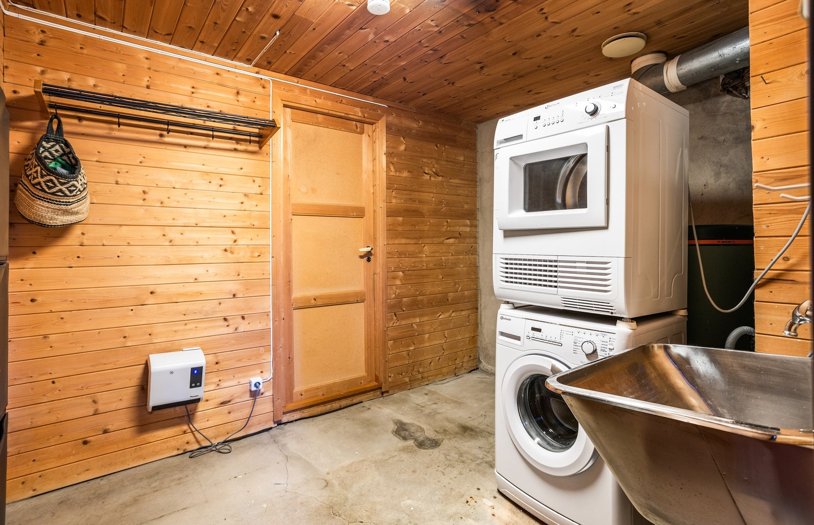 Boligen har vaskerom i underetasjen, med gode muligheter for å legge inn alternative oppbevaringsmøblementer. Galleribilde