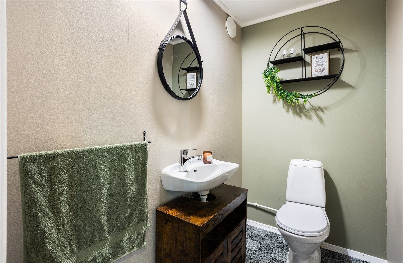 Toalettrom i underetasjen. Galleribilde