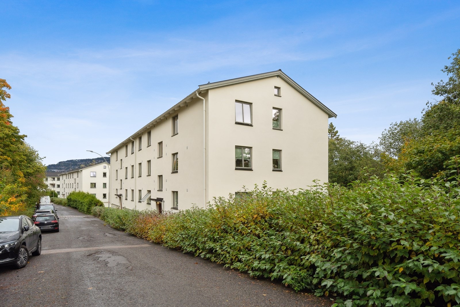 Selveierleilighet beliggende i 2. etasje med balkong og utsyn mot hyggelige naturskjønne omgivelser. Galleribilde