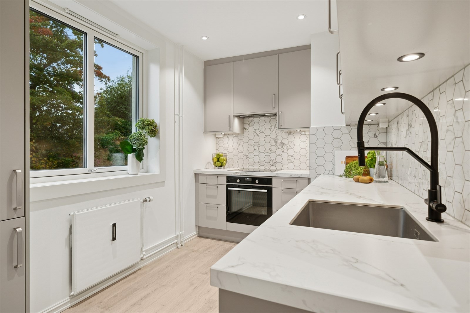 Mellom benk og overskap er det lagt fliser på vegg. Galleribilde