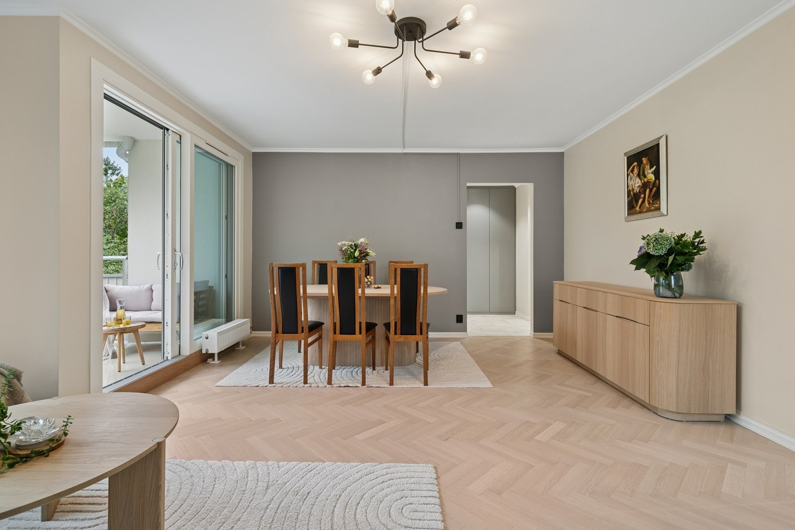 Gulvet prydes av elegant fiskebeinsparkett. Galleribilde