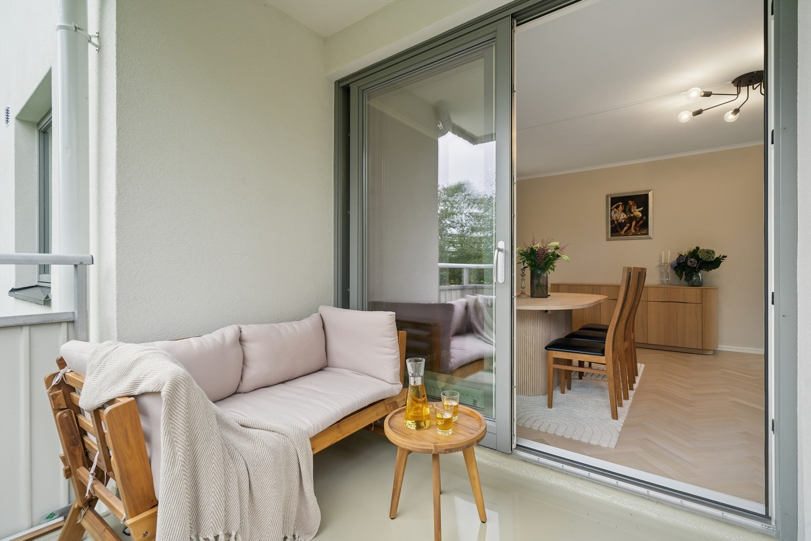 Balkongen måler 5 kvm med plass til en liten sofa. Galleribilde