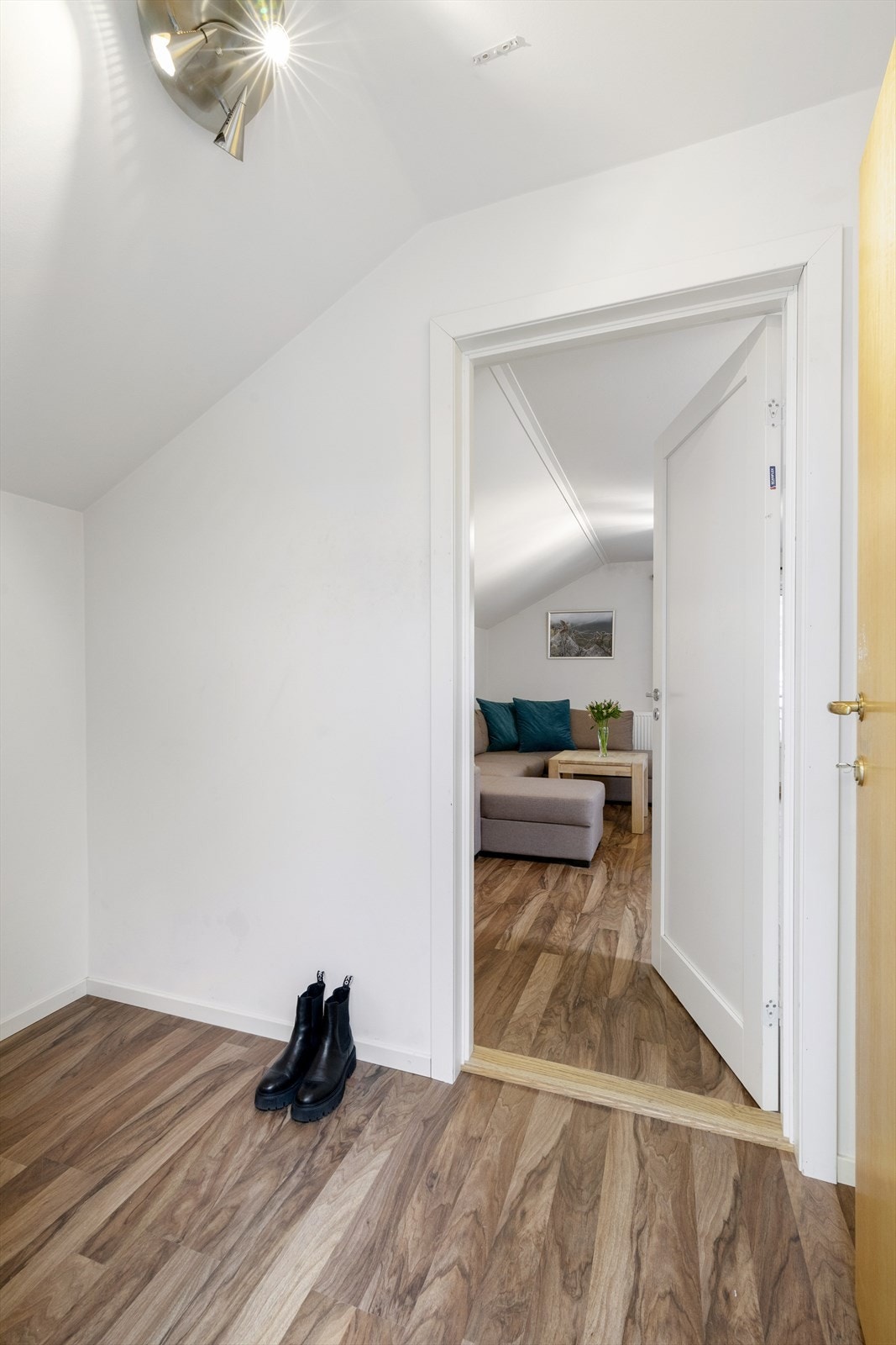 Entrè/ gang med laminat på gulv. Galleribilde