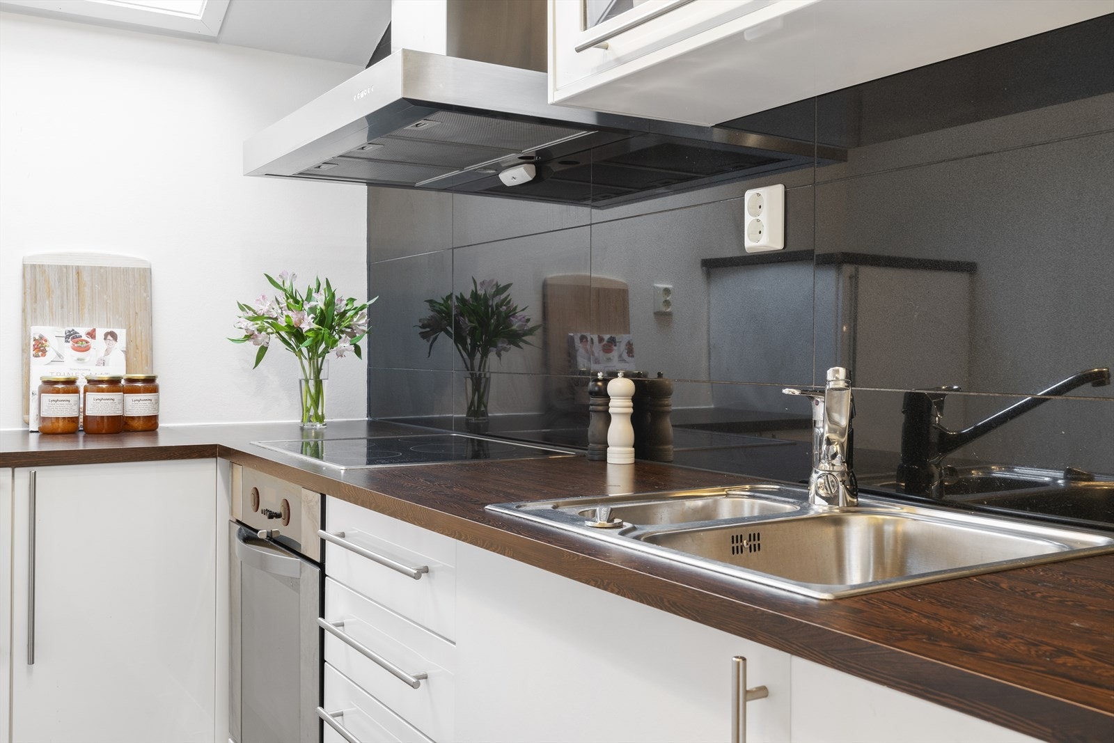 Kjøkkenet har benkeplate i laminat og integrerte hvitevarer som stekeovn og oppvaskmaskin. Galleribilde