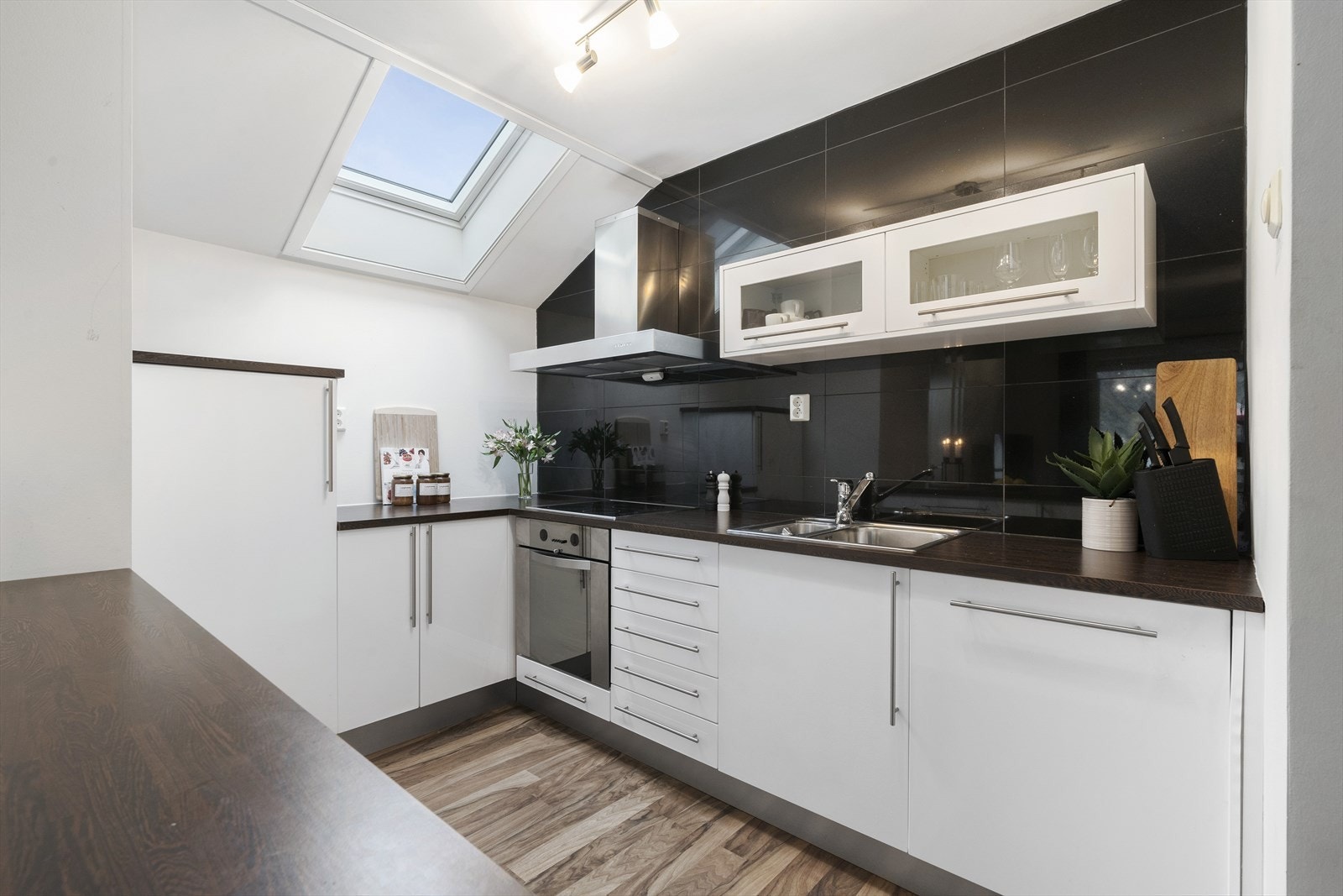 Kjøkkenet er utstyrt med ventilator tilknyttet kullfilter, og har glatte fronter. Galleribilde