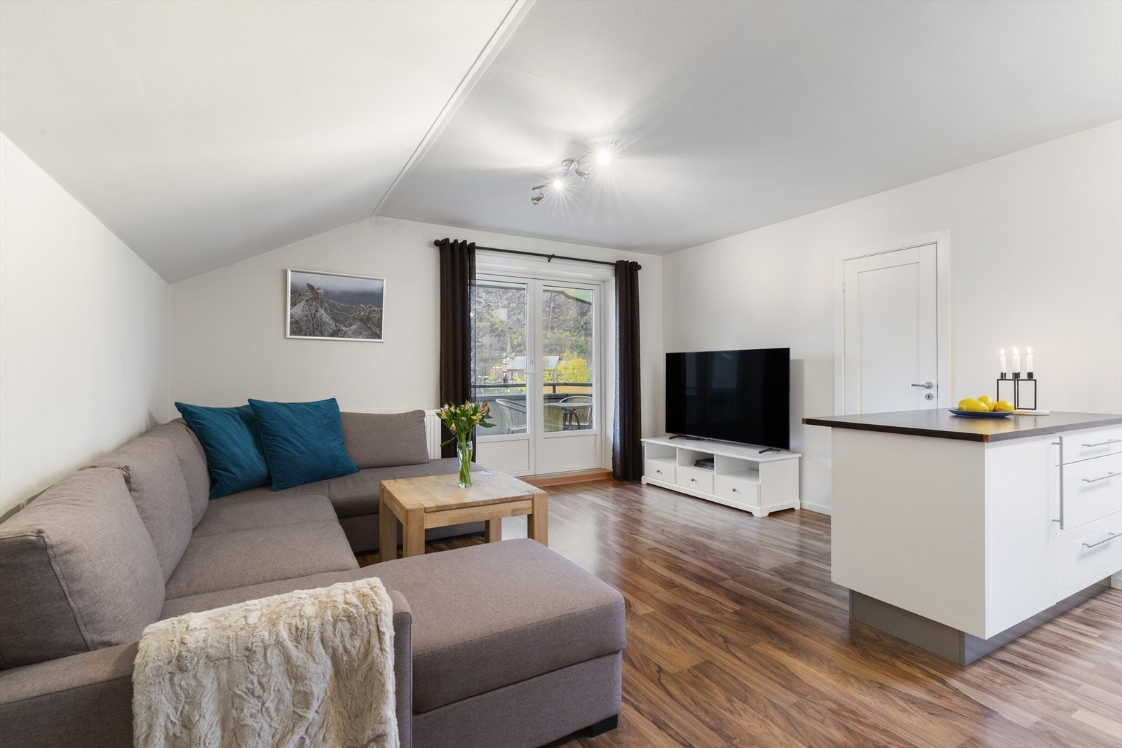 Stue/kjøkken med utgang til balkongen. Galleribilde