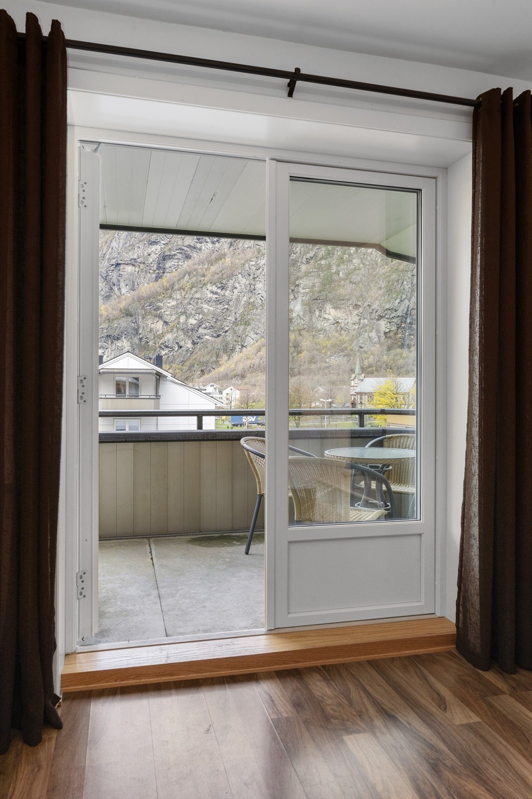 Balkongen gir mulighet for å åpne stuen og nyte utsikten mot fjellene. Galleribilde