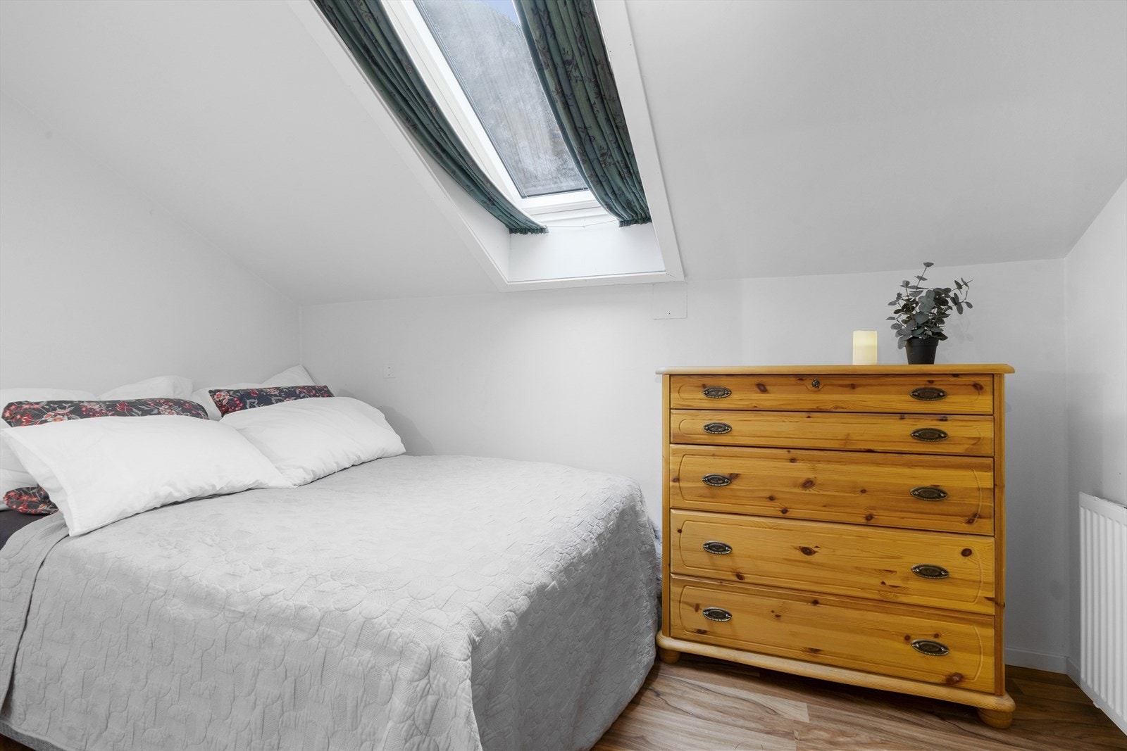 Takvindu fra 2024 gir naturlig lys til soverommet. Galleribilde