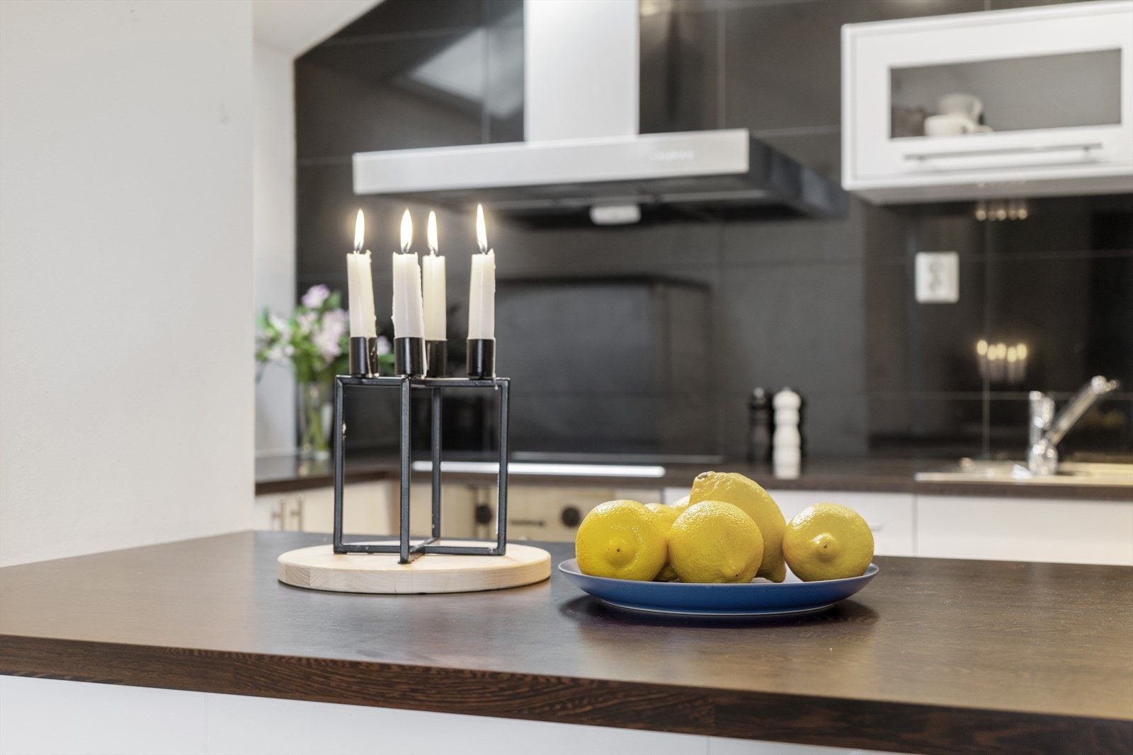 Den praktiske kjøkkenøyen kan brukes som ekstra arbeidsbenk eller spiseplass. Galleribilde