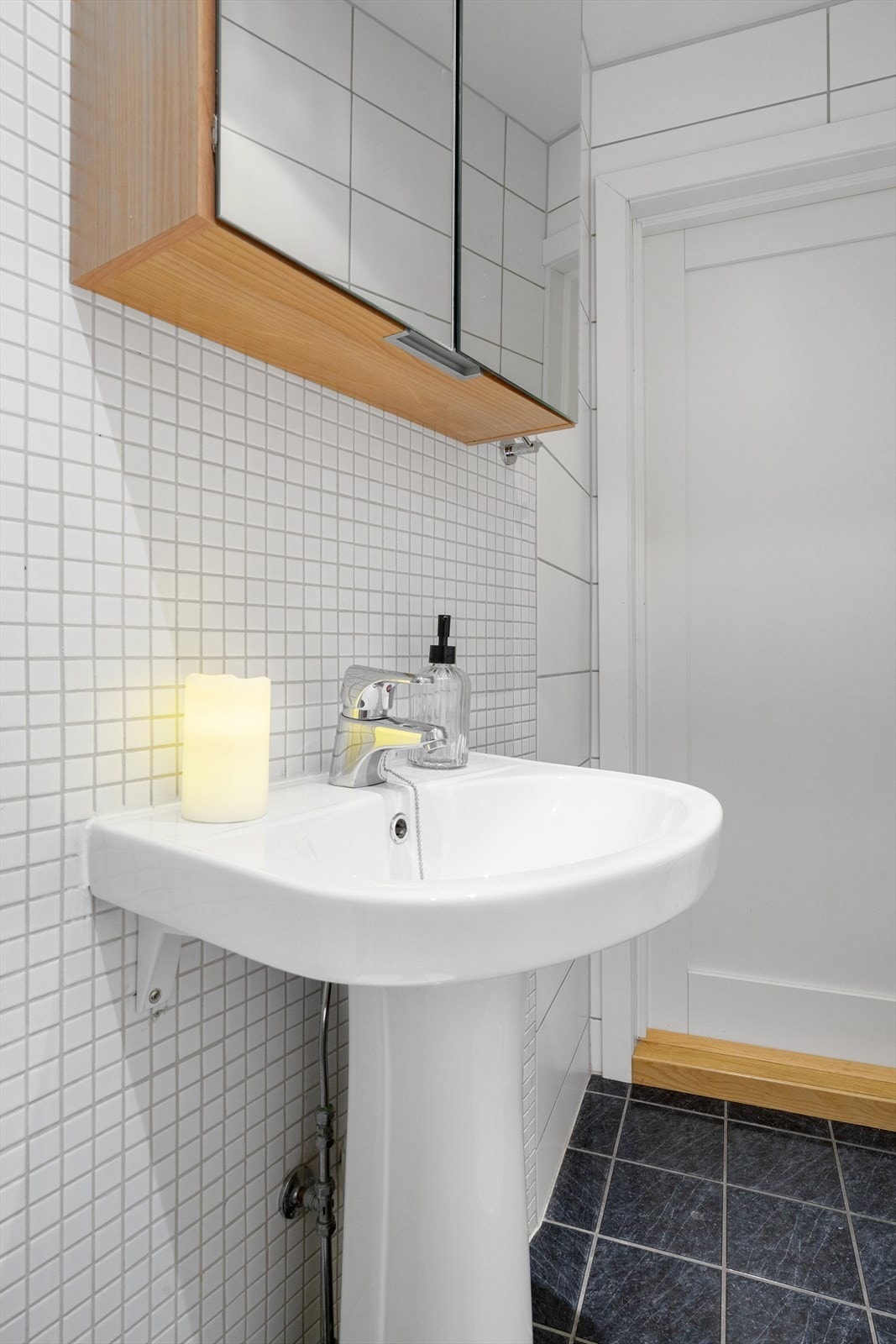 Enkel servant med speilskap gir praktisk oppbevaring på badet. Galleribilde