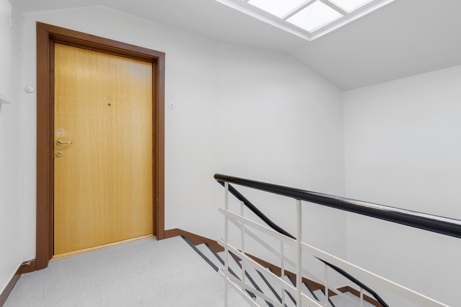 Ytterdøren inn til leiligheten skal byttes i 2026 Galleribilde