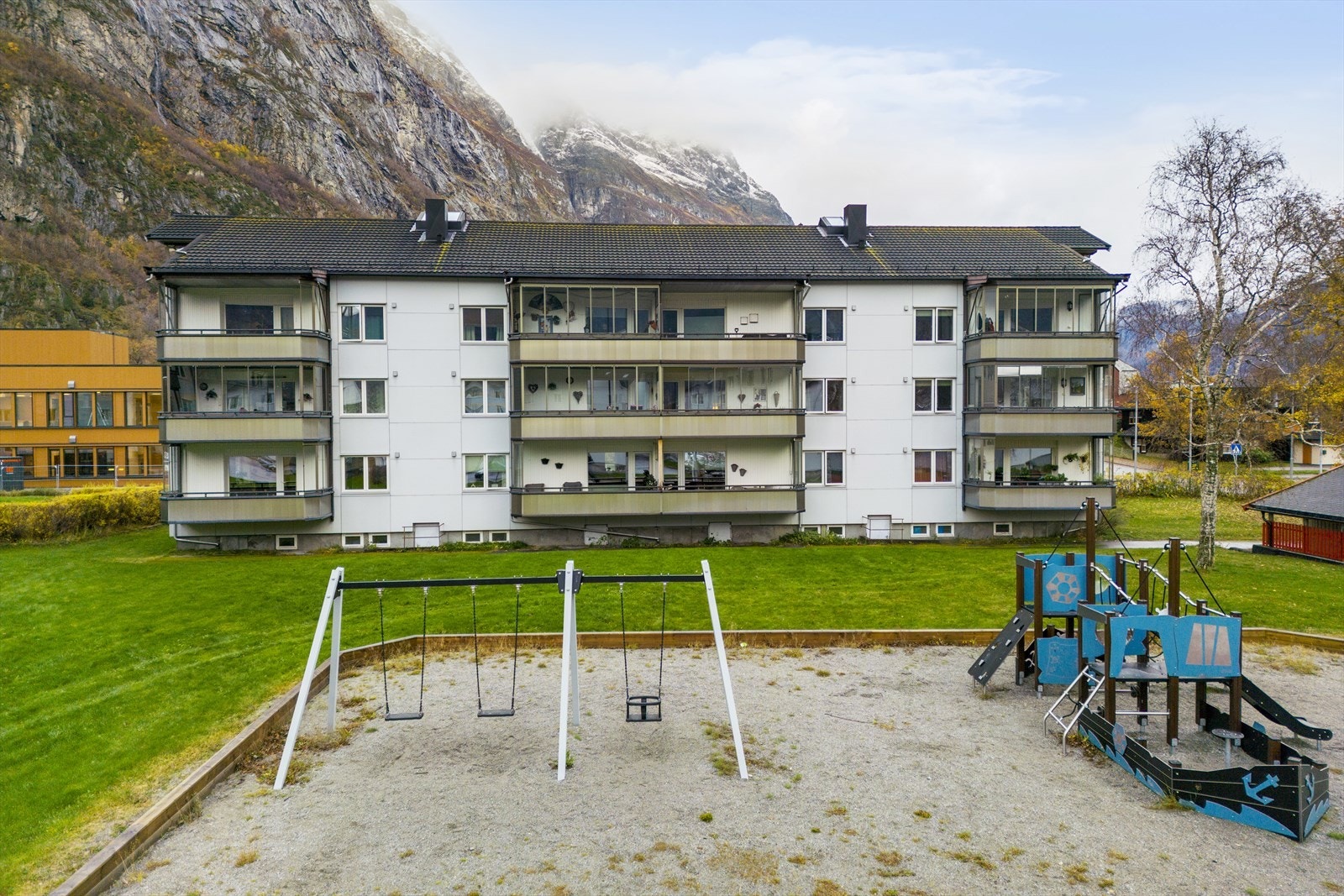 Felles uteområde med lekeplass. Galleribilde