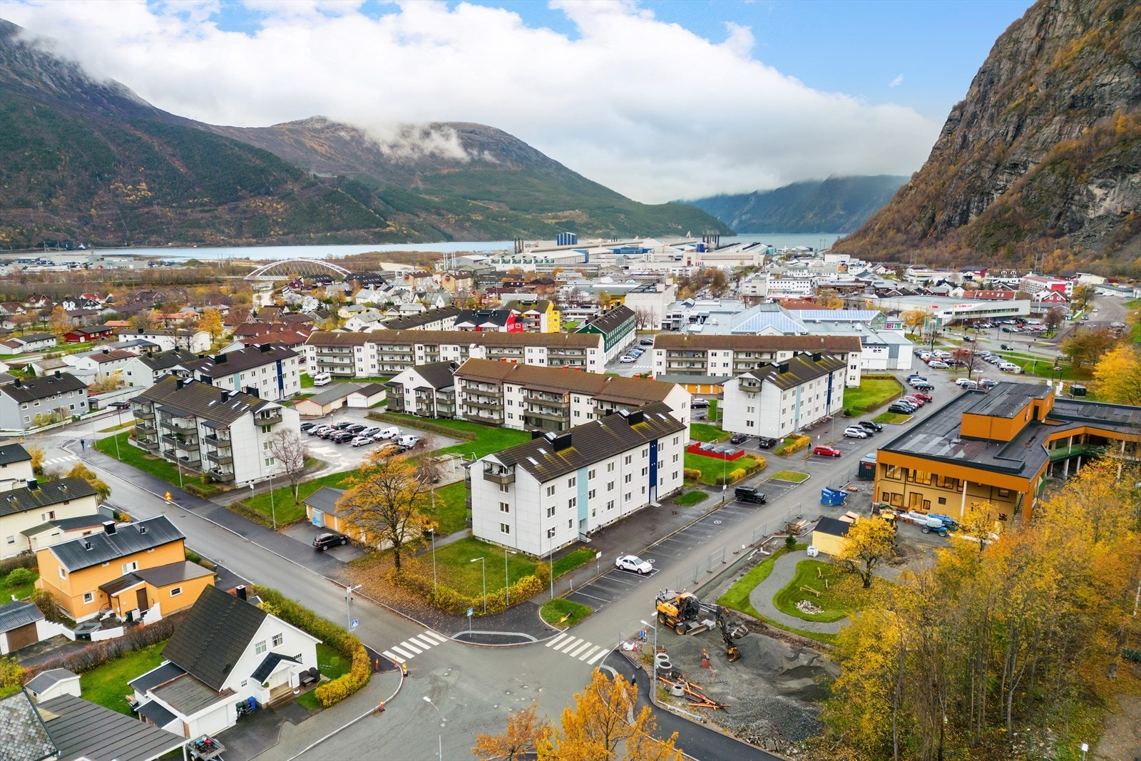 Borettslagsleiligheten ligger sentralt i Sunndalsøra med kort avstand til butikker og tjenester. Galleribilde