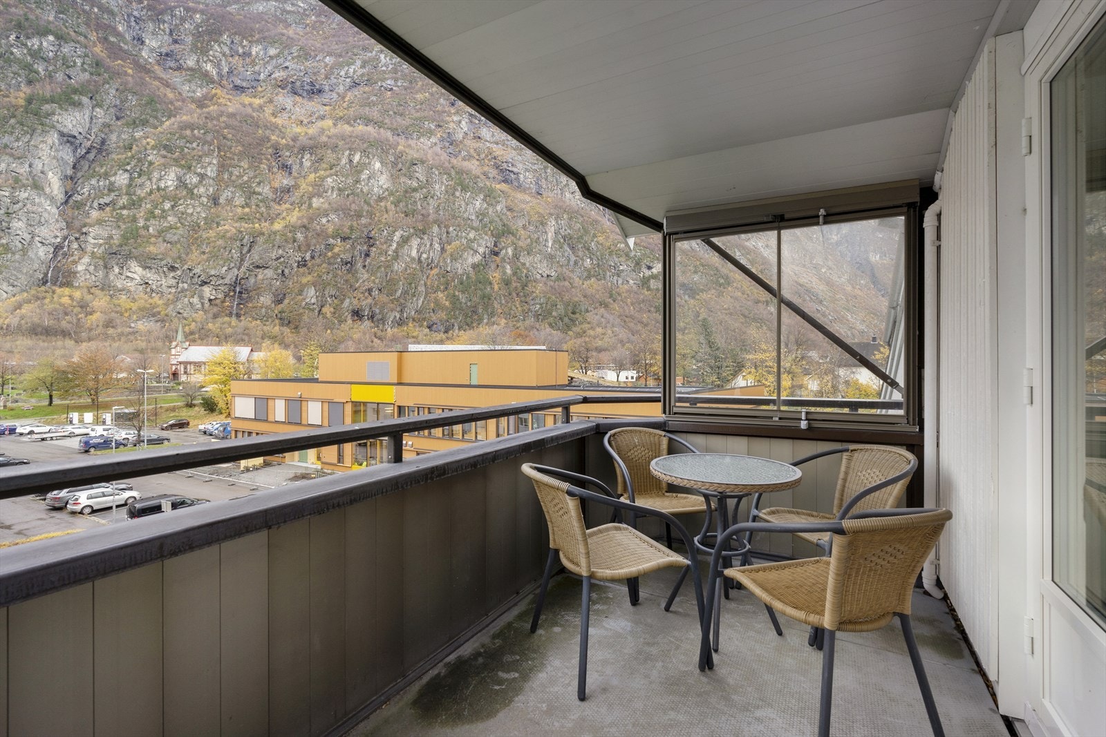 Balkongen er overbygd og ligger godt skjermet mot vind og nedbør. Galleribilde